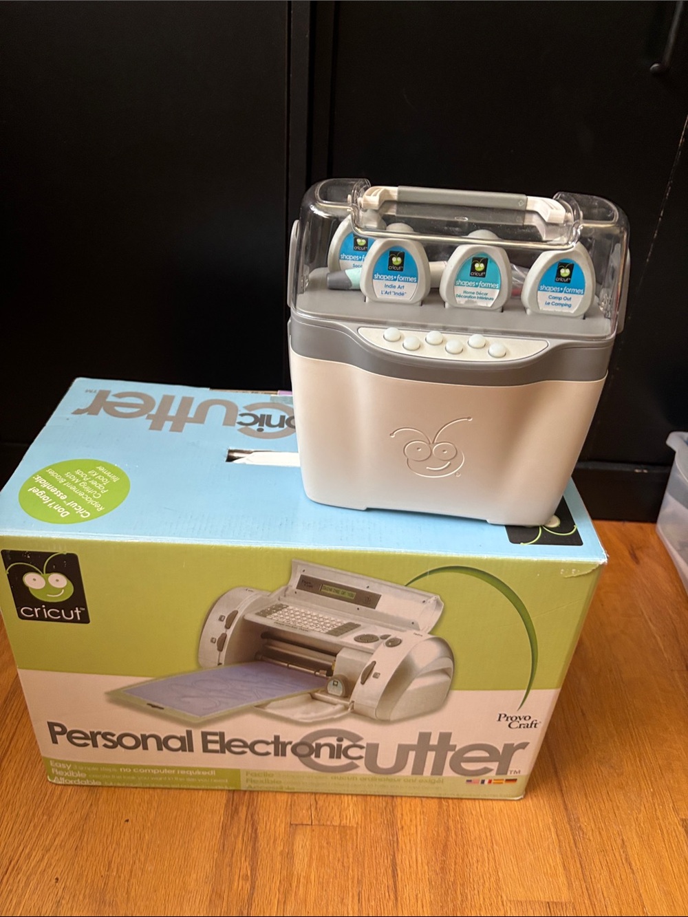 Cricut Personal Electronic Cutter with 5 cartidges. - Picture 11 of 13